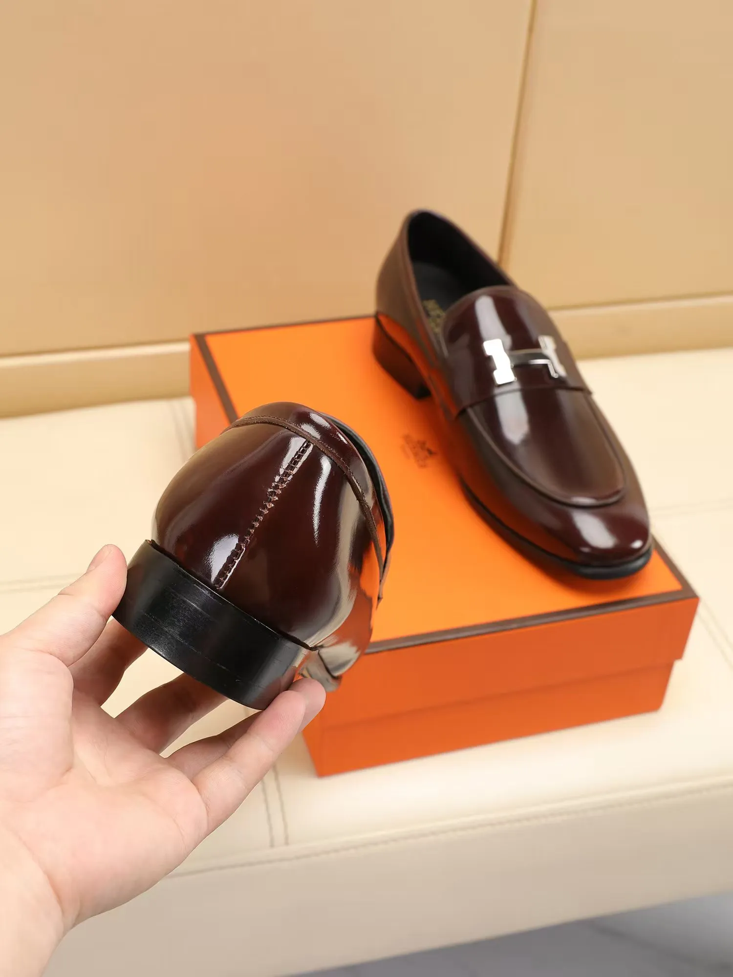 Factory price 460💶[HERMES] (cowhide lining)🍀Italian top luxury🍀He does not pursue novel styles and gorgeous colors, but attracts the favor of successful men with his flawless, elegant and classic style! This very, very comfortable, simple and stable style makes it easy to match any style! The pattern is absolutely 1:1 refined from the original case, and we strive for excellence in materials, imported cowhide + cowhide lining💪💪💪extraordinary texture👍! .Code number: 39 to 44 (38.4546 customized)